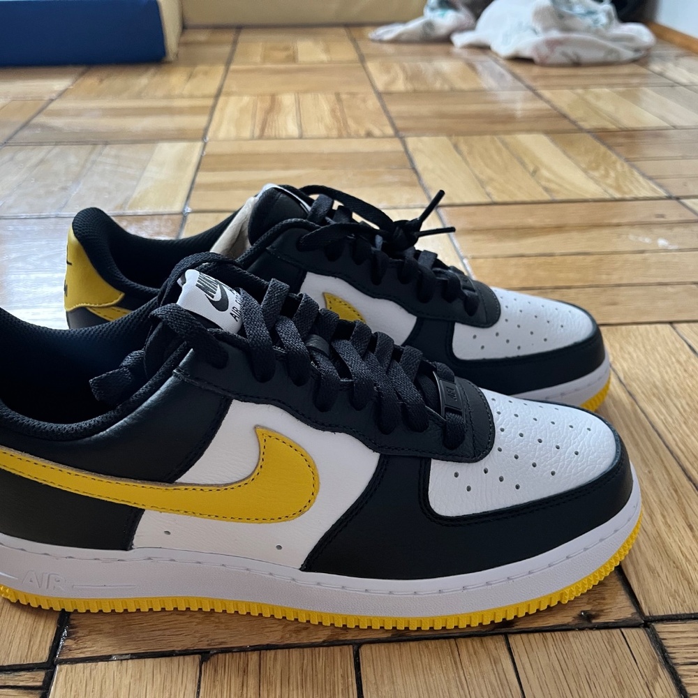 NEW Black and Yellow Men's Nike Swoosh sneakers - Size 8.5